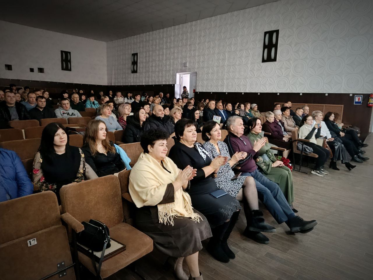 Photo 5303262060911202570 Y